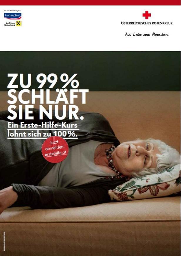 Eine ältere Frau liegt schlafend auf einem Sofa; Werbung für einen Erste-Hilfe-Kurs.