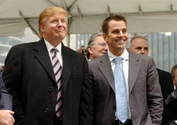 Donald Trump und Anthony Scaramucci stehen zusammen im Anzug.