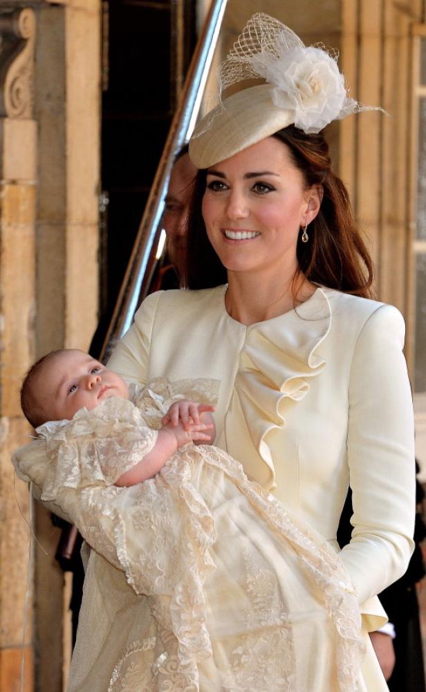Kate Middleton hält ihr Baby in einem verzierten Taufkleid.