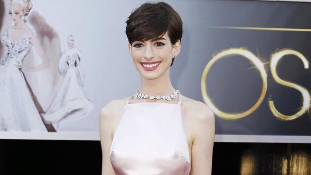 Anne Hathaway auf dem roten Teppich bei den Oscars.