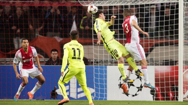 Lionel Messi köpft den Ball während eines Fußballspiels.
