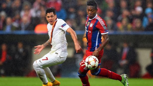 David Alaba (Bayern München) im Duell mit einem AS Rom Spieler.