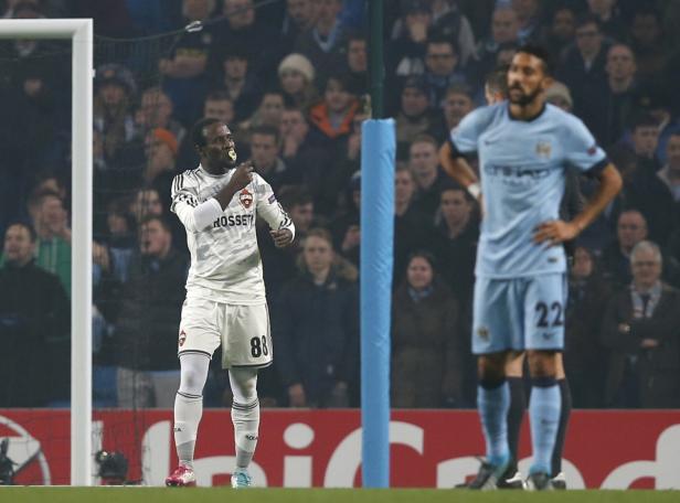 Ein Fußballspieler von ZSKA Moskau mit Schnuller im Mund, neben einem Spieler von Manchester City.