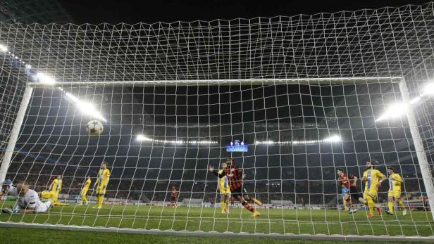 Ein Fußball fliegt in einem Fußballspiel ins Tor.