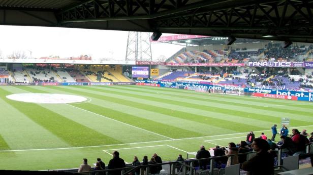 Blick auf das leere Spielfeld und die Tribünen des Allianz Stadions in Wien.