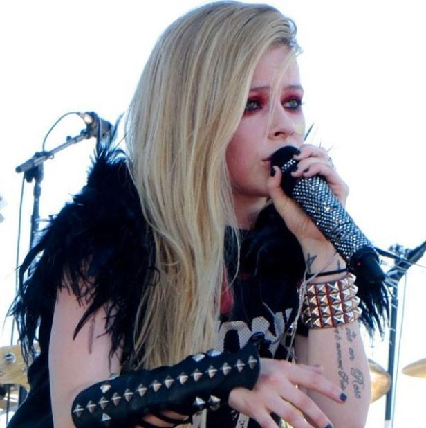 "Dachte, ich sterbe": Avril Lavigne lag fünf Monate im Bett