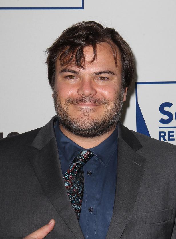 Jack Black trägt einen Anzug und eine gemusterte Krawatte.