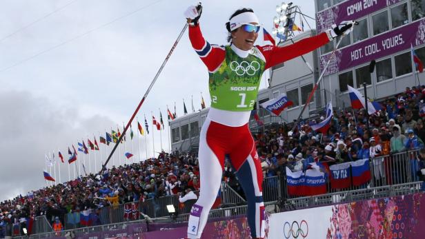 Eine jubelnde Skilangläuferin bei den Olympischen Winterspielen in Sotschi 2014.
