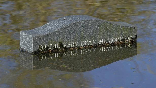 Ein Denkmal im Wasser trägt die Inschrift „To the very dear memory of…“.