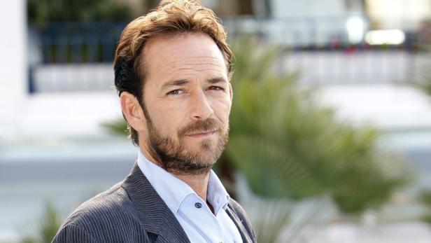 Ein Porträt von Luke Perry mit einem leichten Lächeln.