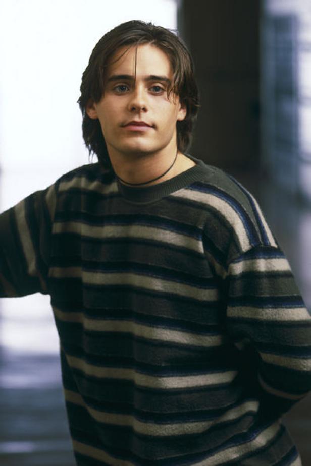 Jared Leto trägt einen gestreiften Pullover und eine Halskette.