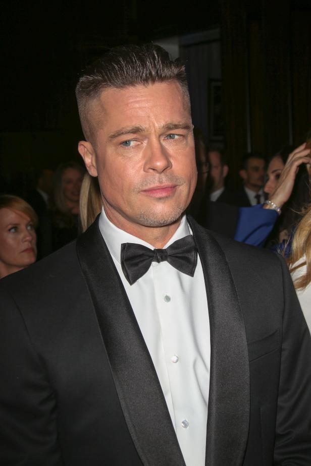 Brad Pitt trägt einen Smoking mit Fliege.