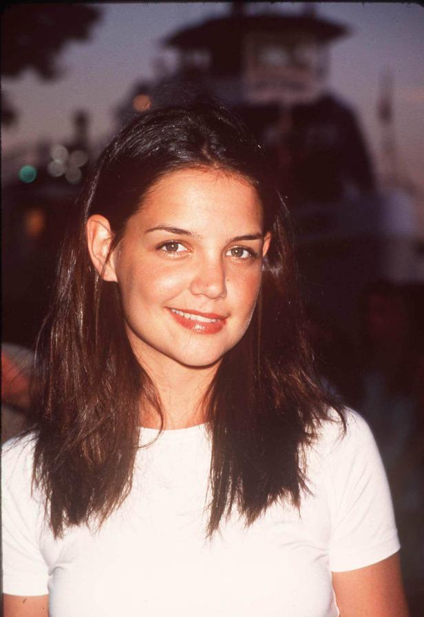 Ein Porträt von Katie Holmes mit einem weißen T-Shirt.