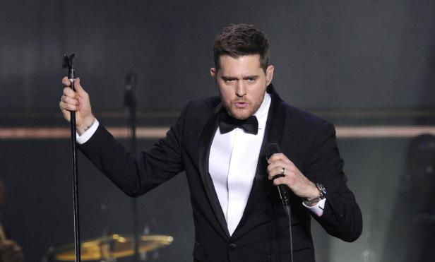 Michael Bublé singt in einem schwarzen Smoking auf der Bühne.