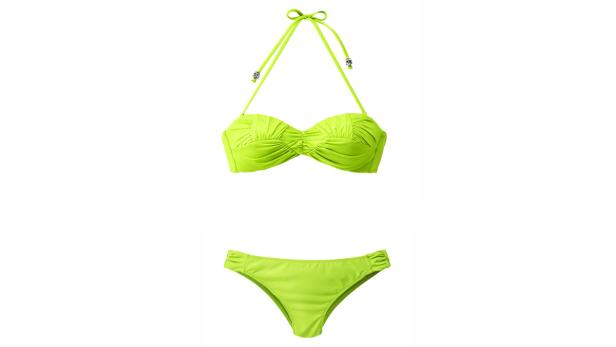 Ein hellgrüner Bikini, bestehend aus einem Oberteil mit Neckholder und einer passenden Hose.