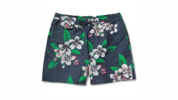 Eine kurze, dunkelblaue Hose mit einem Blumenmuster liegt auf einem weißen Hintergrund.