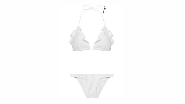Ein weißer Bikini mit Rüschenoberteil und schlichter Hose.