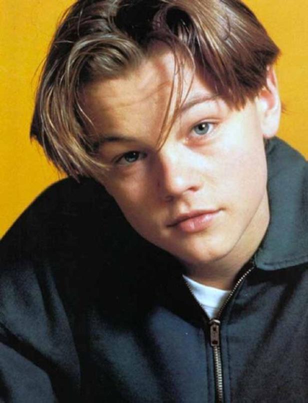 Ein junger Leonardo DiCaprio vor einem gelben Hintergrund.