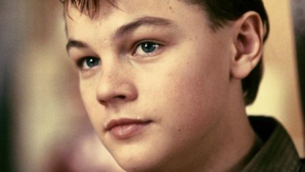 Ein junger Leonardo DiCaprio mit hellblauen Augen blickt zur Seite.