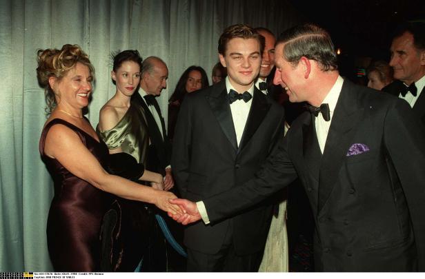 Prinz Charles schüttelt Leonardo DiCaprio die Hand.