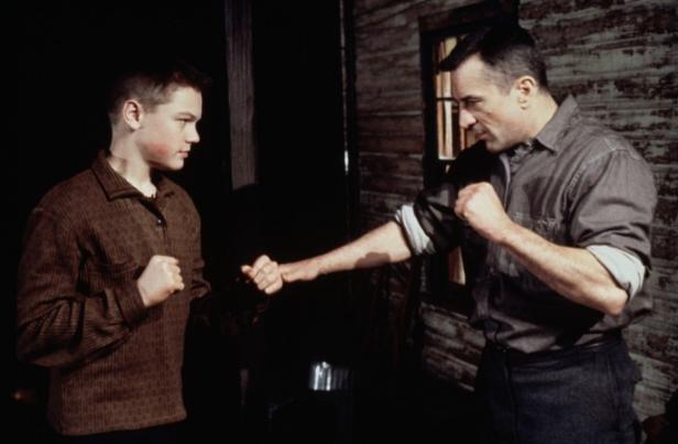 Robert De Niro trainiert Leonardo DiCaprio im Film „This Boy's Life“.