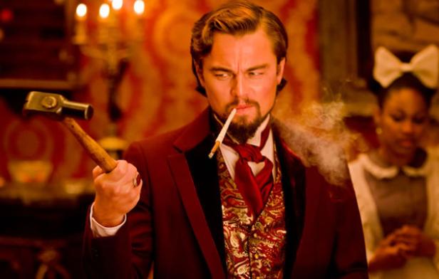 Leonardo DiCaprio als Calvin Candie in „Django Unchained“ mit einem Hammer und einer Zigarette.