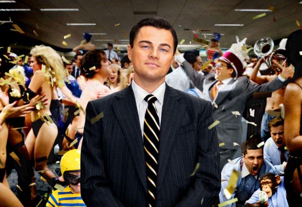 Leonardo DiCaprio im Anzug, umgeben von einer ausgelassenen Party mit Konfetti und tanzenden Menschen.