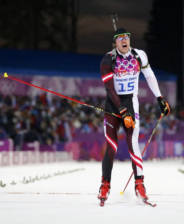 Ein Biathlet jubelt während eines Wettkampfs in Sotschi 2014.