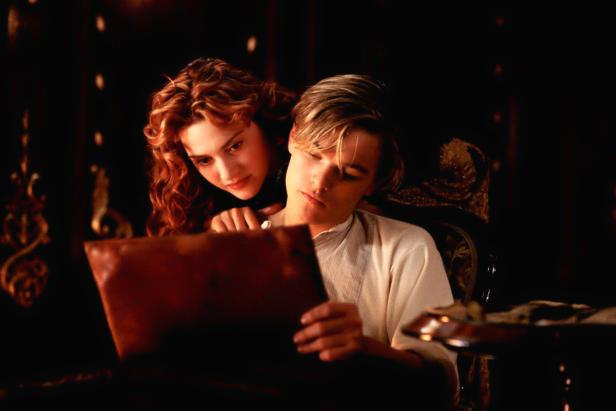 Rose und Jack aus dem Film „Titanic“ betrachten Skizzen.