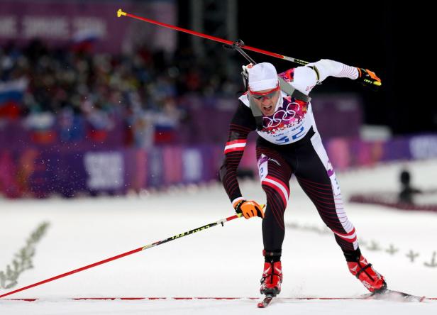 Ein Biathlet während eines Rennens auf Skiern.