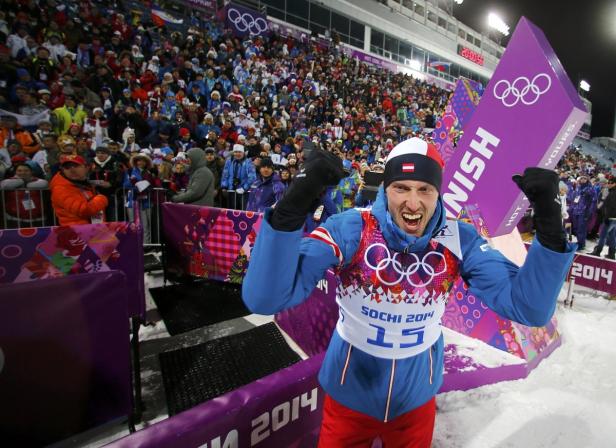 Ein österreichischer Athlet jubelt im Ziel bei den Olympischen Winterspielen 2014 in Sotschi.