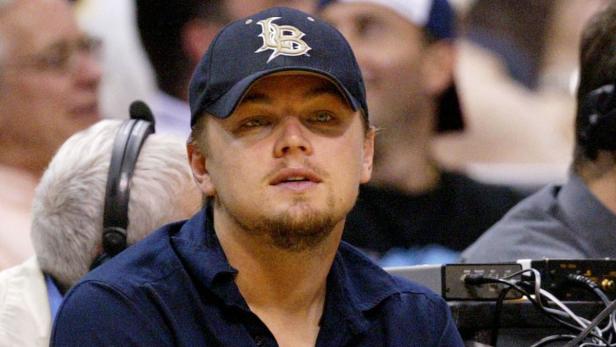 Leonardo DiCaprio mit einer Baseballkappe bei einer Sportveranstaltung.