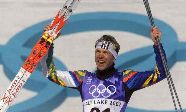 Ein jubelnder Skilangläufer bei den Olympischen Winterspielen 2002 in Salt Lake City hält seine Skier hoch.