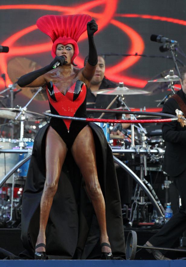 Grace Jones tritt mit einem Hula-Hoop-Reifen auf der Bühne auf.