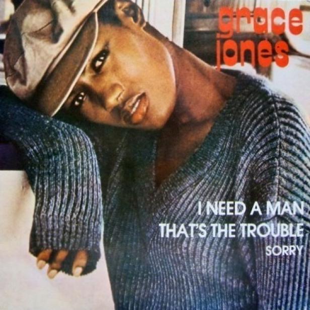 Das Cover des Albums „I Need a Man“ von Grace Jones zeigt die Sängerin mit einer Schirmmütze.
