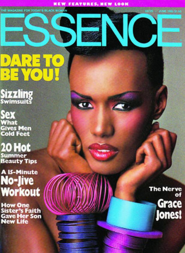 Das Cover des Essence Magazins mit Grace Jones, die farbenfrohe Armreifen trägt.