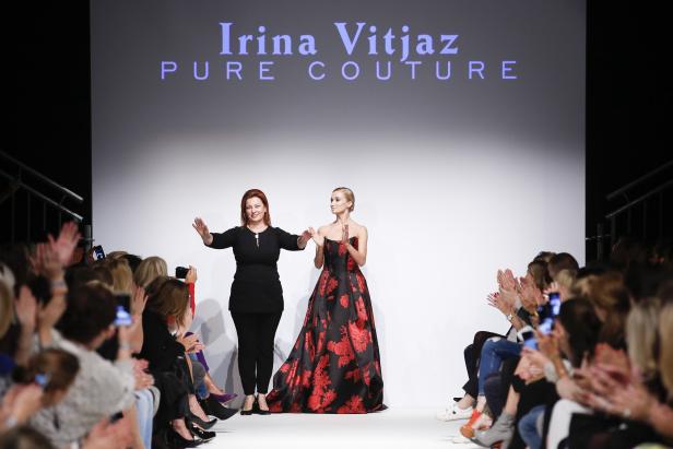 Eine Modedesignerin und ein Model auf dem Laufsteg bei einer Modenschau von Irina Vitjaz Pure Couture.