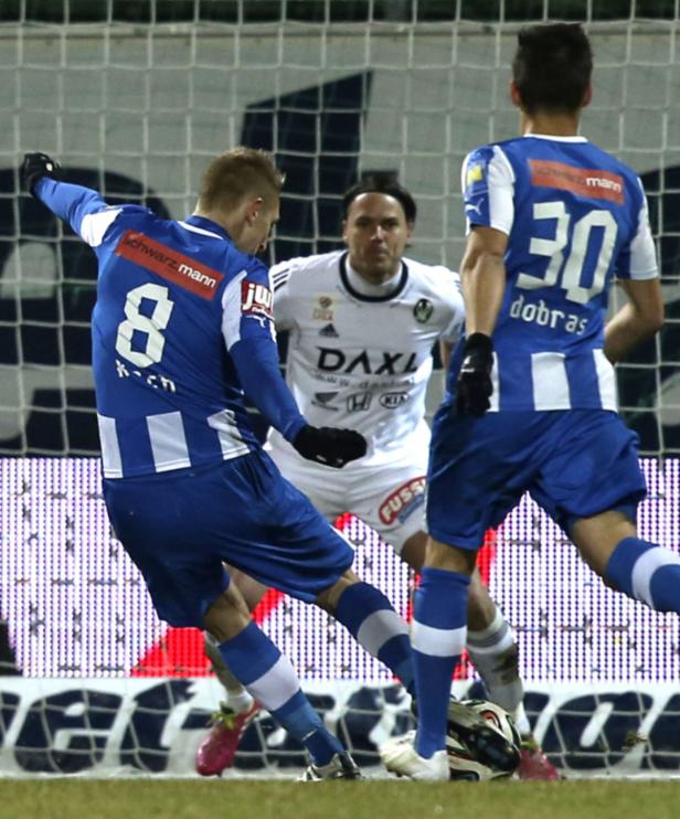 Fußballspieler während eines Spiels in Aktion.