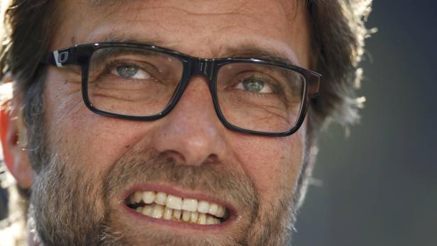 Nahaufnahme von Jürgen Klopp mit Brille, der lächelt.