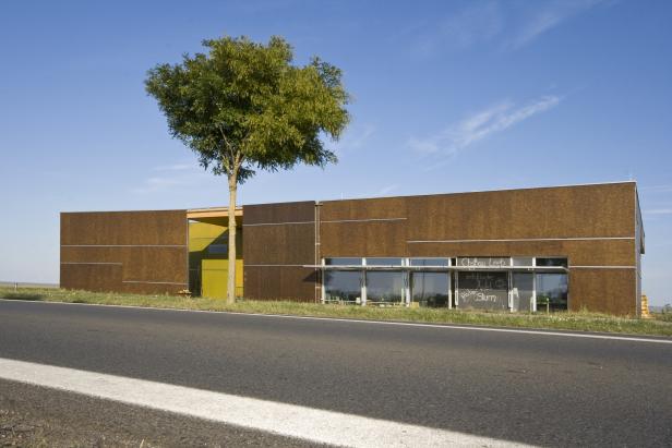 Betriebsgebäude der Firma Obstbau Leeb in der burgenländischen Gemeinde St. Andrä am Zicksee