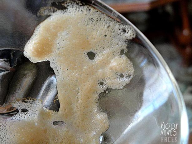 Nahaufnahme von Schaum in einem Glas.