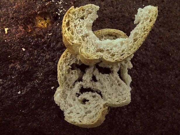 Zwei Brotscheiben liegen übereinander und bilden ein Gesicht.