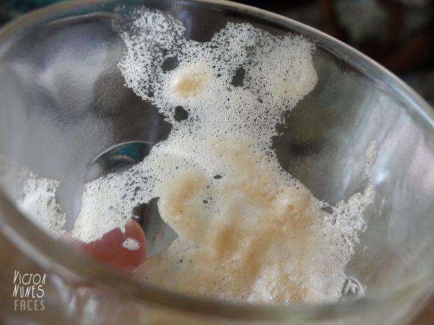 Schaumreste in einem leeren Glas bilden eine Teddybär-ähnliche Form.