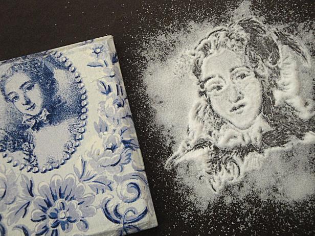 Ein Porträt einer Frau, einmal auf Stoff gedruckt und einmal aus Zucker geformt.