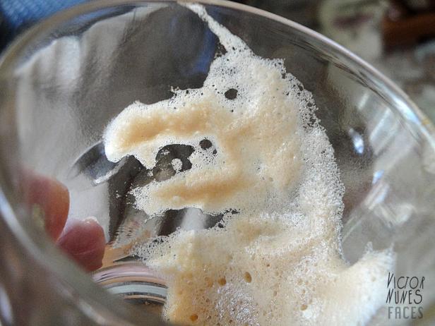 Schaumreste in einem leeren Glas.