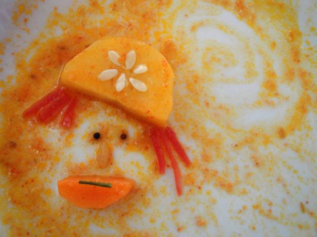 Ein Gesicht aus Lebensmitteln auf einem Teller angerichtet.