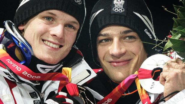 Zwei österreichische Skispringer mit ihren Medaillen bei den Olympischen Winterspielen 2006 in Turin.