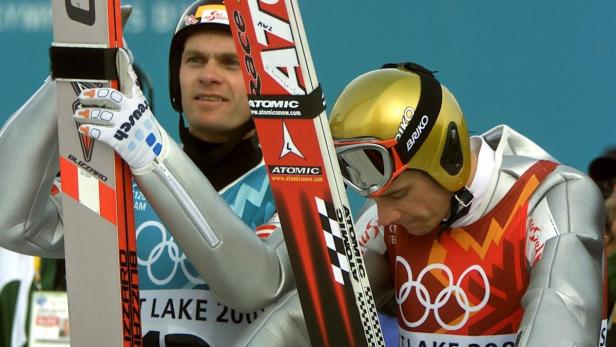 Zwei Skispringer mit ihren Skiern bei den Olympischen Winterspielen in Salt Lake City 2002.