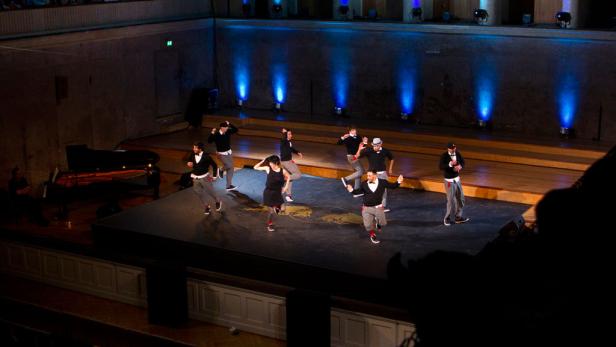 Breakdance meets Bach im Burgtheater