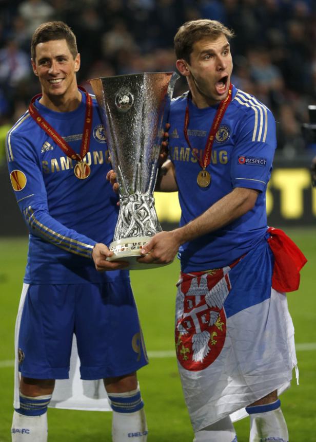 Fernando Torres und Branislav Ivanović mit der UEFA Europa League Trophäe.